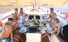 Beim Ankern in einsamen Buchten gibt es keine Restaurants. Es wird also selber gekocht!